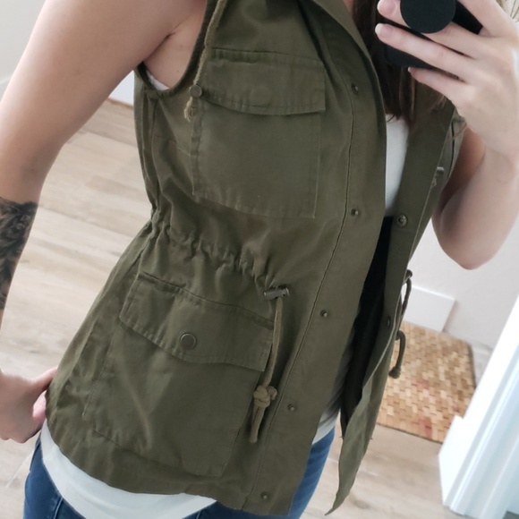 Green hooded sleeveless vest w/adjustable waist - Picture 3 of 3